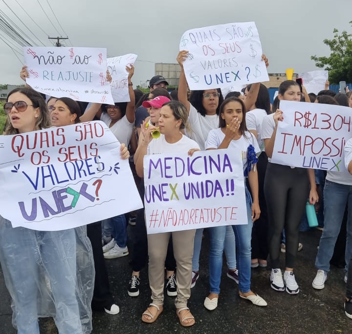 13 mil reais por mês: alunos do curso de Medicina da UNEX fazem novo protesto diante de ‘aumento abusivo’