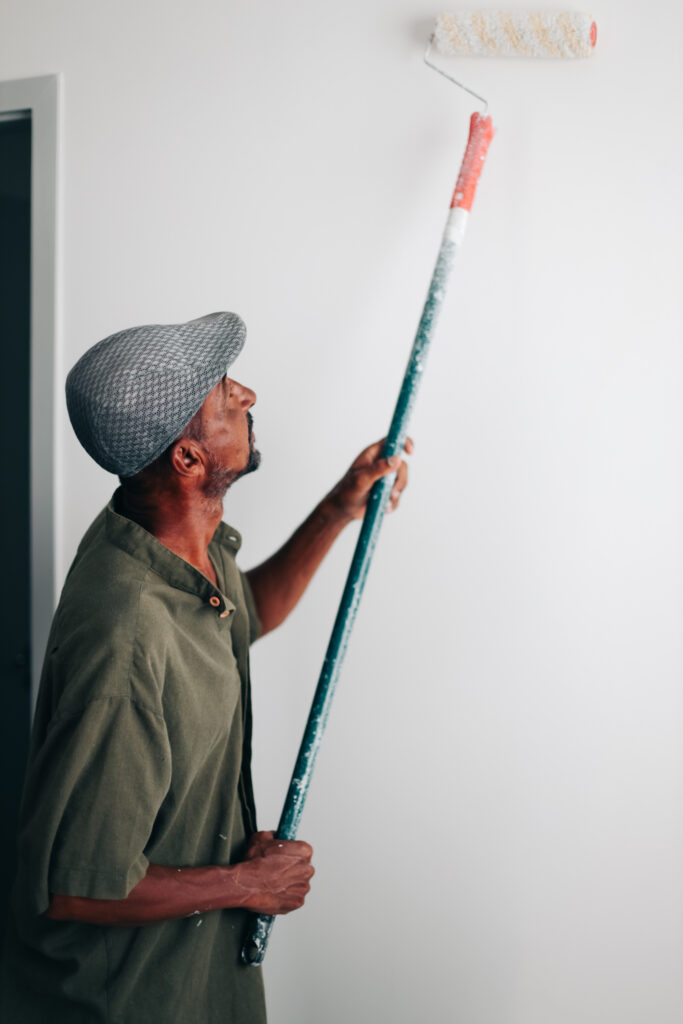 Gentileza: morador de Feira de Santana viraliza ao realizar ensaio fotográfico de pintor de sua casa