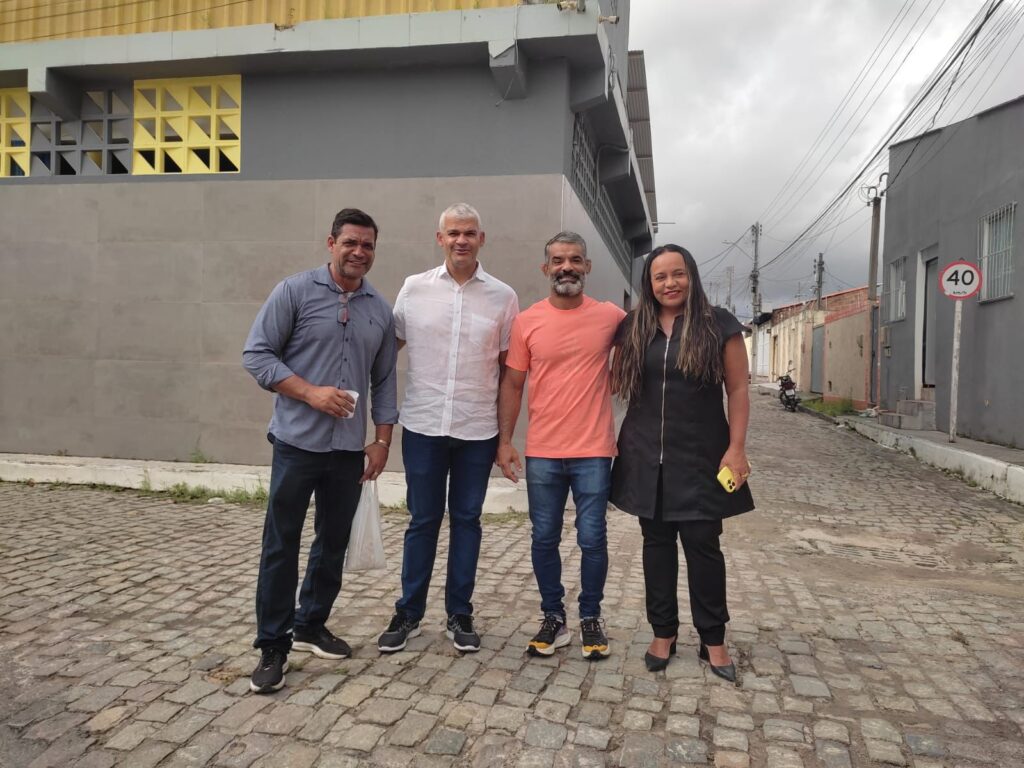 Deputado Pablo Roberto e vereador visitam bairro Cidade Nova, após prejuízos e apelo dos moradores