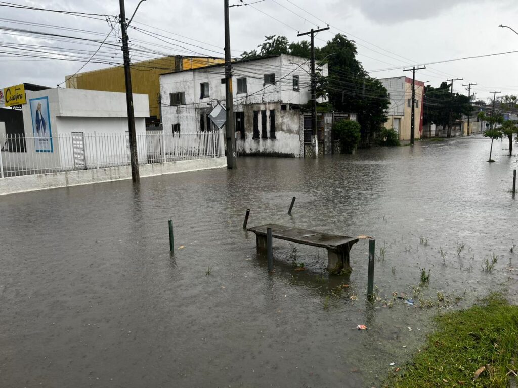 Moradores da Cidade Nova revivem drama após fortes chuvas; água invade igreja, casas e até escola, deixando inúmeros prejuízos