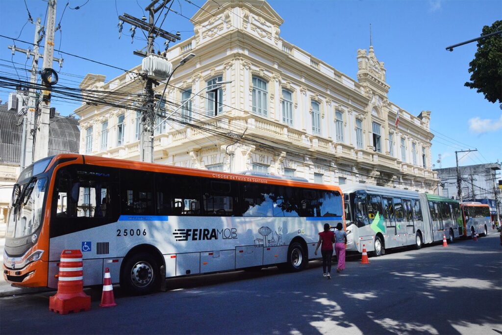 Com assentos preferenciais para mulheres e ar-condicionado, concessionária apresenta novos ônibus para Feira