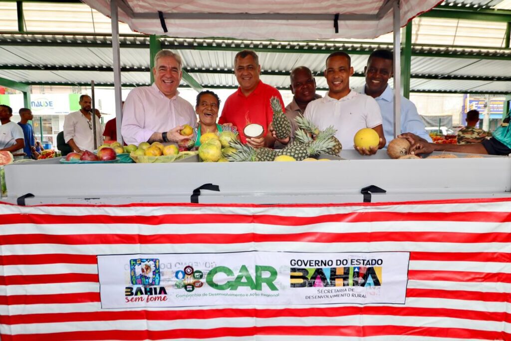 Deputado Zé Neto e vereador Luiz da Feira entregam 200 barracas padronizadas para comerciantes da Feira do Tomba