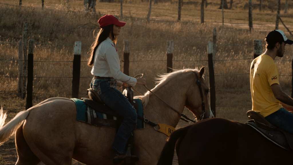 Com intuito de divulgar o esporte, CBTP convida influenciadora para disputar prova de Team Penning