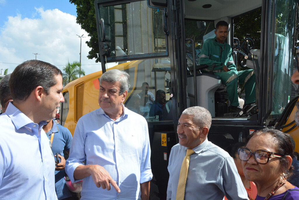 Prefeitura de Feira recebe patrol resultado de emenda parlamentar do deputado Gabriel Nunes