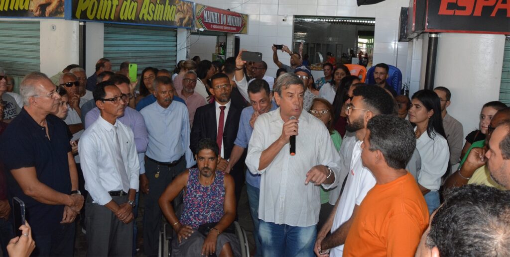 Prefeito Colbert inaugura nova estrutura da feira livre do Tomba