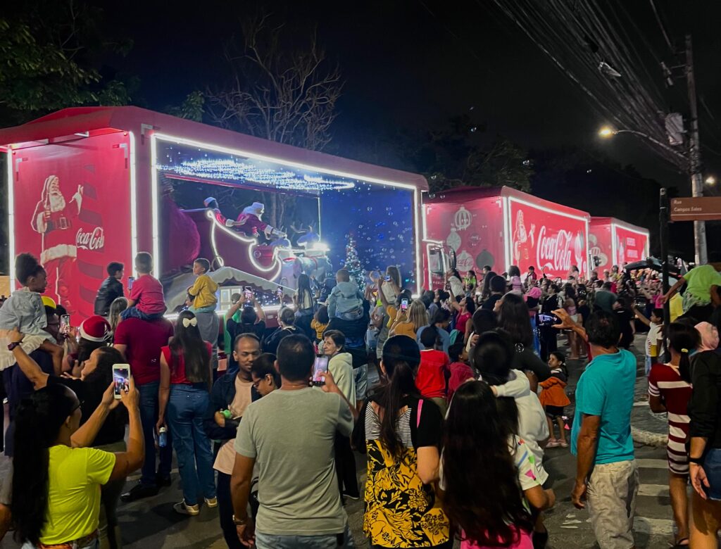 Caravana Iluminada da Coca-Cola leva magia e emoção do Natal para as ruas de Feira de Santana