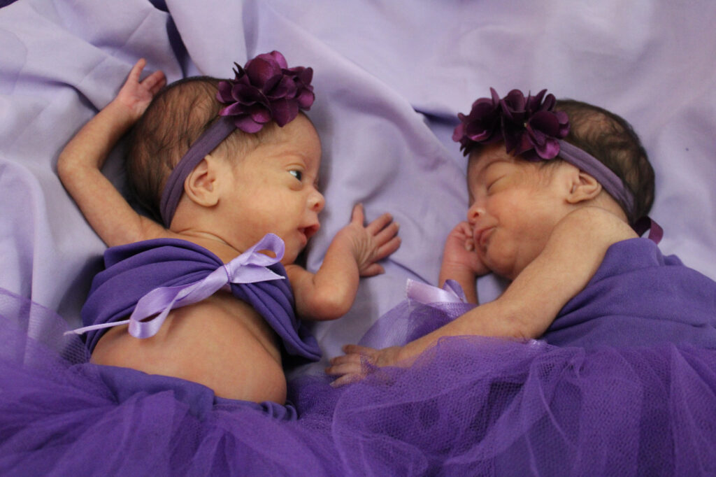 Hospital de Feira de Santana celebra a força dos prematuros com ensaio fotográfico no Novembro Roxo