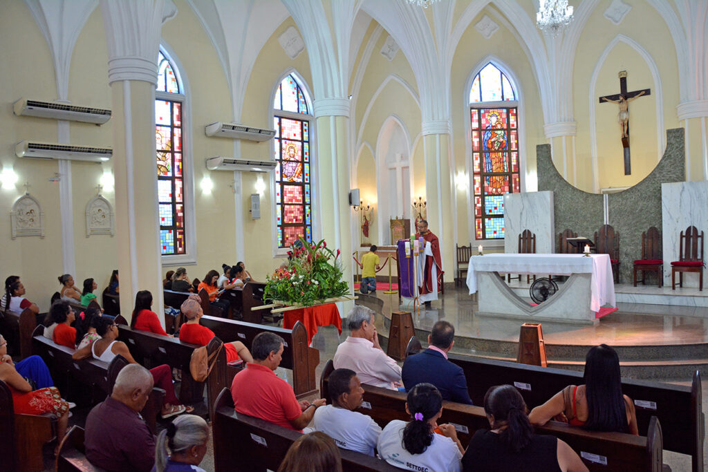Missa, procissão e caruru: devotos celebram dia de Santa Bárbara em Feira de Santana
