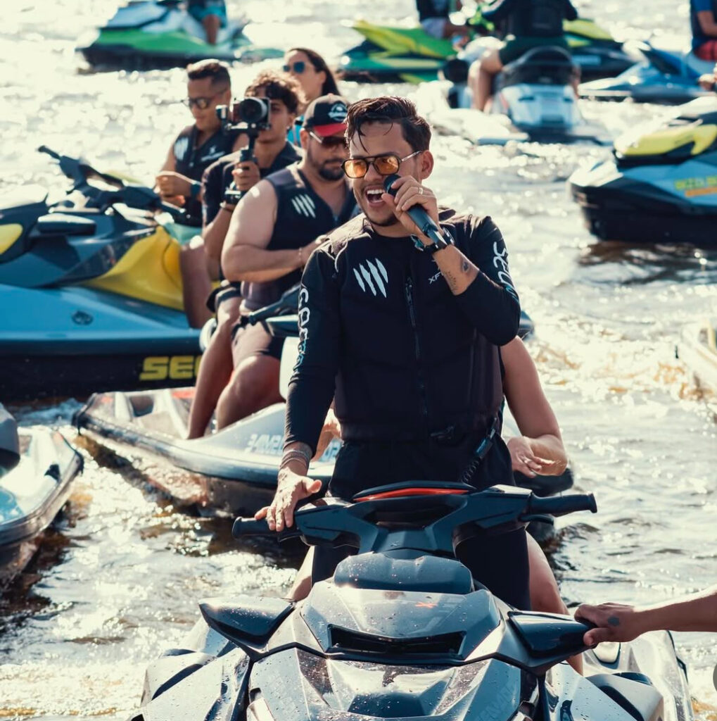 Thiago Aquino comanda show inédito às margens do Rio Jacuípe, em Feira