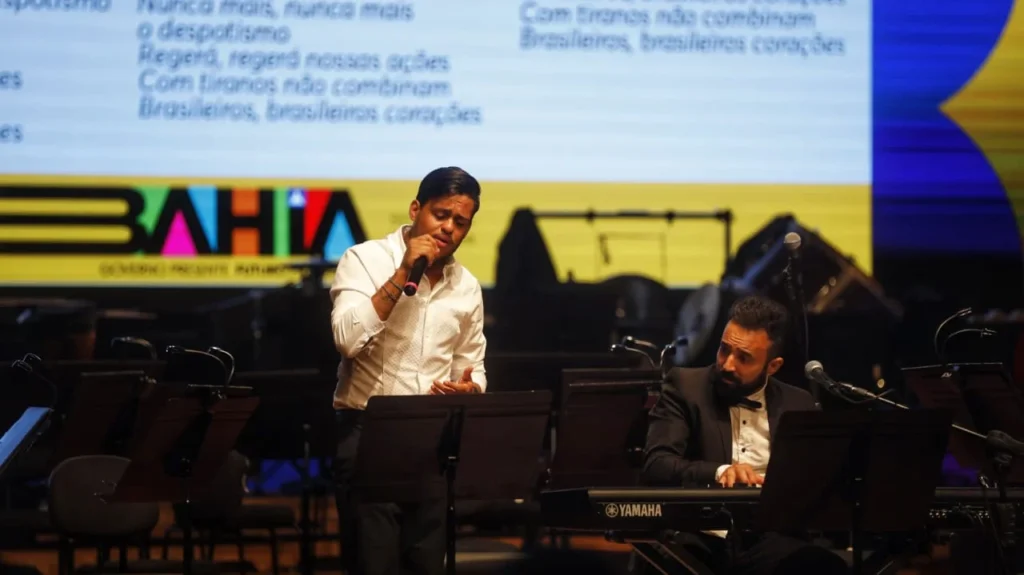 Thiago Aquino se apresenta durante inauguração do Centro de Convenções