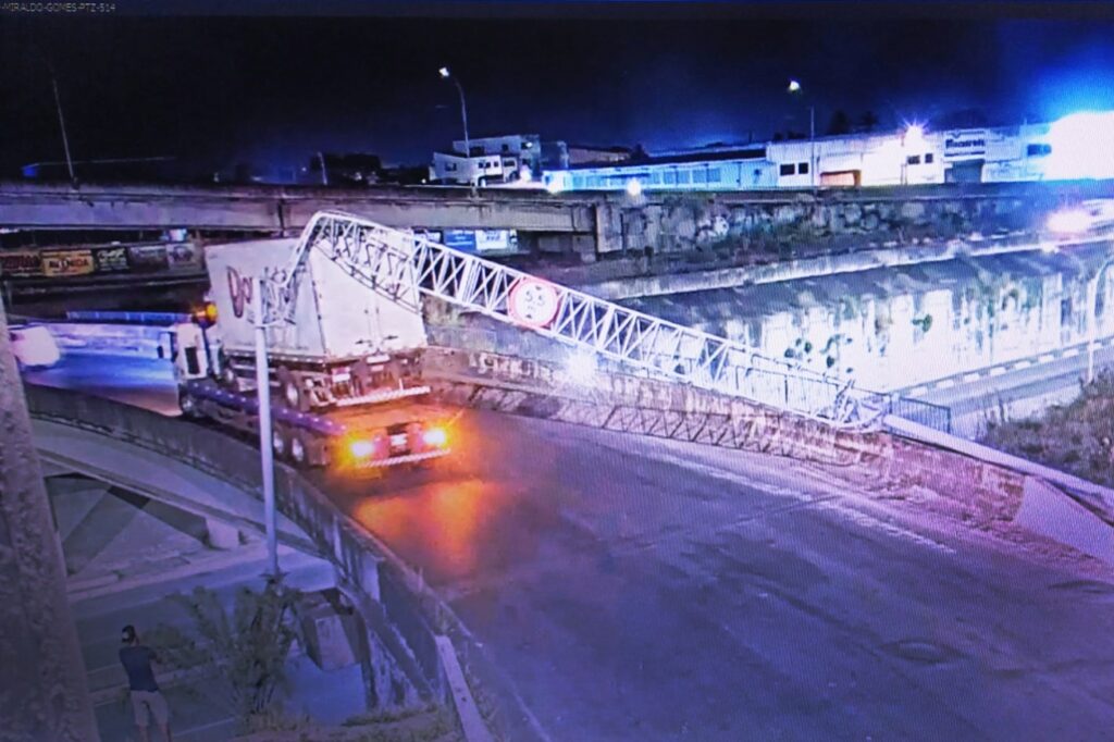 Prefeitura removeu pórtico destruído por guincho no Complexo Viário da Cidade Nova