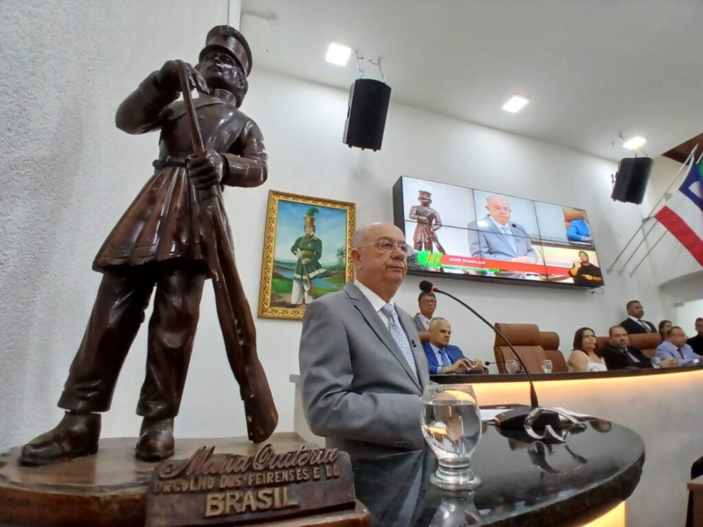 José Ronaldo toma posse como prefeito e promete: ‘Feira será exemplo de gestão e transformação’
