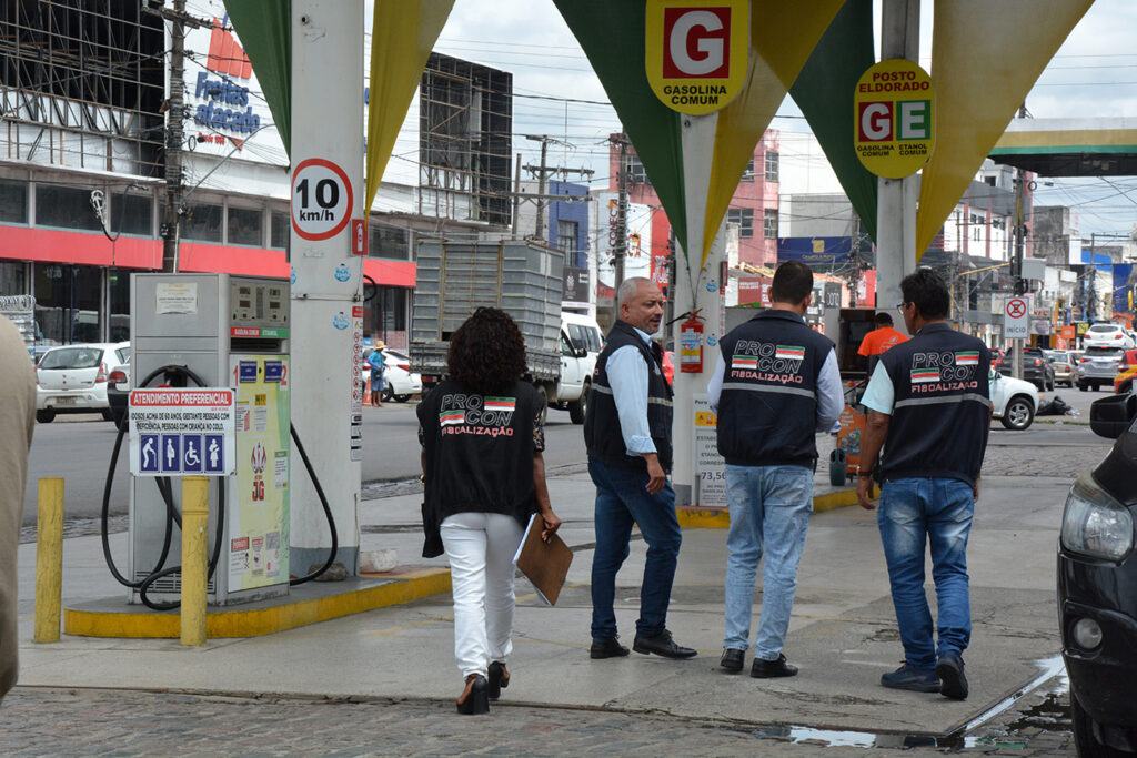 Após aumento de combustível, Procon fiscaliza postos em Feira de Santana
