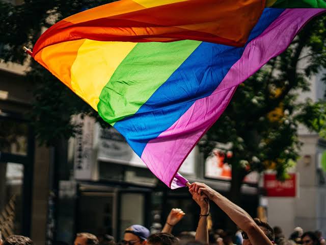 José Ronaldo sanciona projeto de lei que institui o Dia Municipal de Conscientização do Orgulho LGBTQIAPN+, de autoria de Jhonatas Monteiro