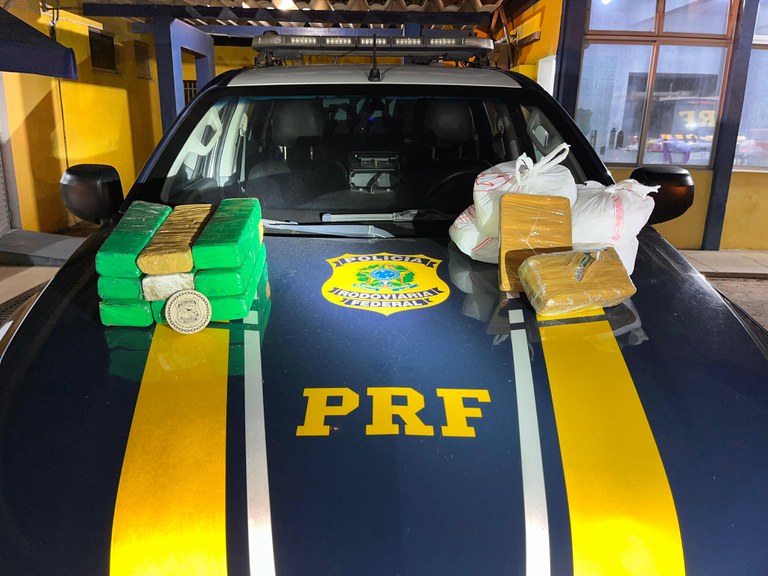 Mulher é presa em Feira de Santana após cão farejador encontrar substância ilícita em mala