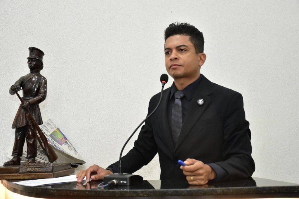 Vereador expressa ‘frustração com a falta de retorno’ sobre serviços de limpeza em Feira e pede ‘maior atenção’ a secretário