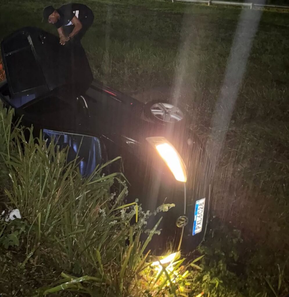 Carro com o cantor Oh Polêmico capota na BR-324: ‘Achei que tinha acontecido o pior’