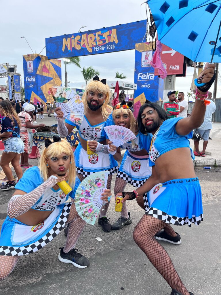‘Lá Vem Elas’ desfila com abadás esgotados e uma multidão metendo dança ao som de La Fúria
