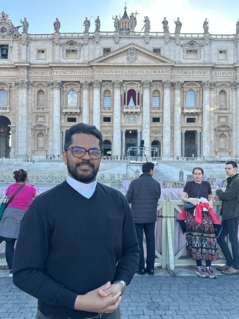De Feira de Santana para o Conclave: padre feirense acompanha preparativos para a eleição do novo Papa