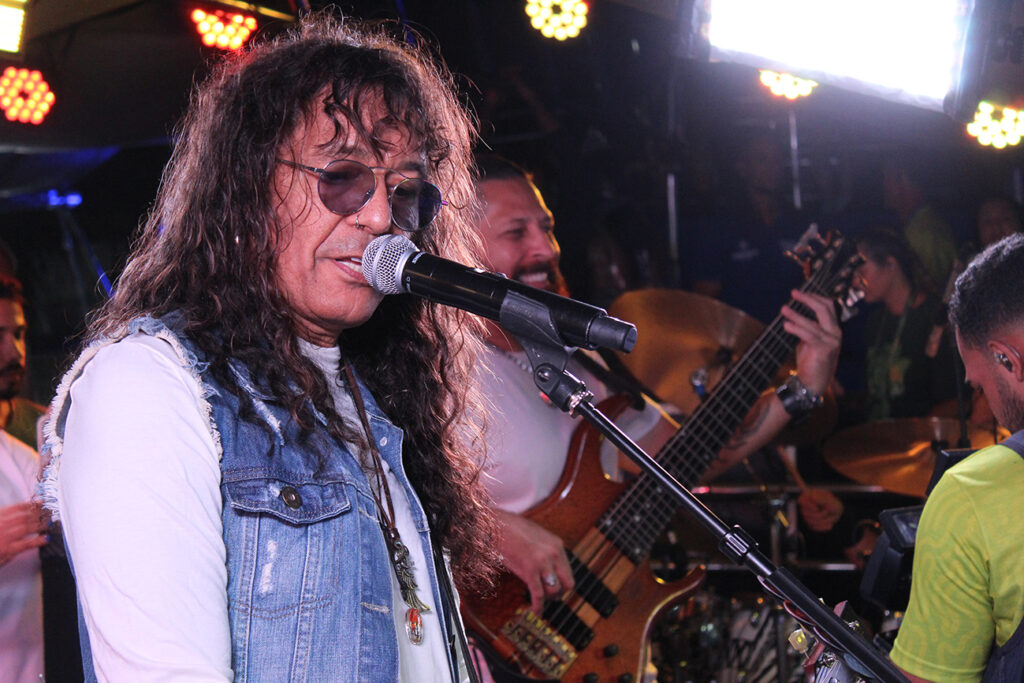 Haja amor na avenida: Luiz Caldas embala público com grandes sucessos da axé music