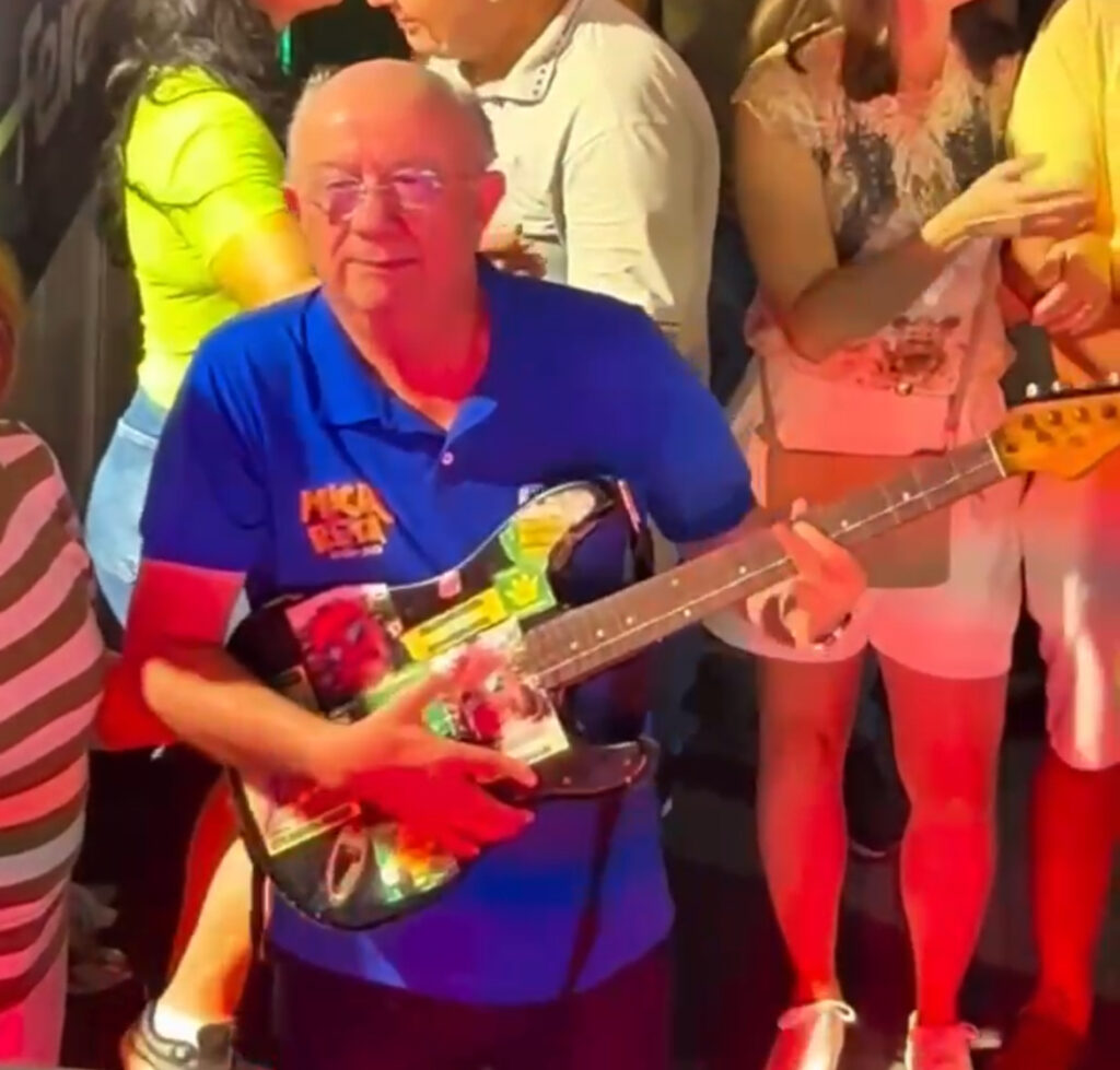 José Ronaldo desce até o chão, toca ‘guitarra’ e curte sofrência ao lado da primeira-dama; Pablo dança ‘Balacobaco’