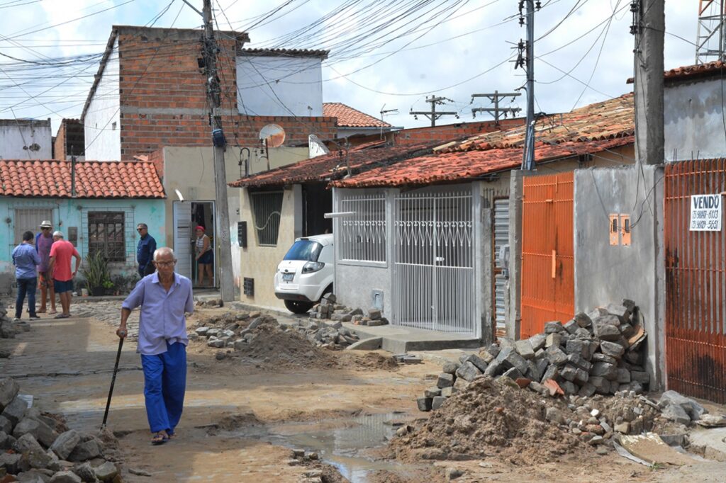 Prefeitura de Feira vai notificar a Embasa ‘por serviço malfeito e sem conclusão’ no bairro Caseb