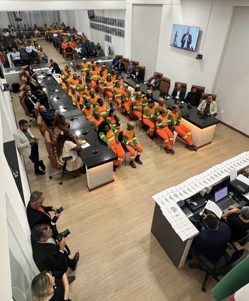 Trabalhadores da limpeza urbana são homenageados em sessão especial na Câmara de Feira