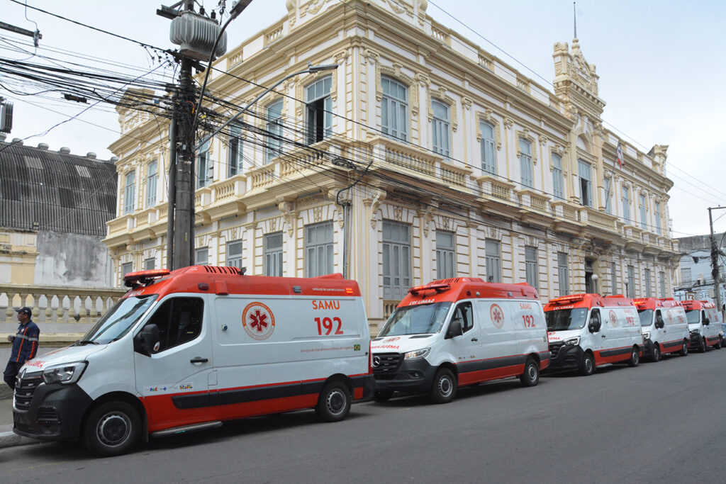 Feira de Santana recebe sete novas ambulâncias do SAMU
