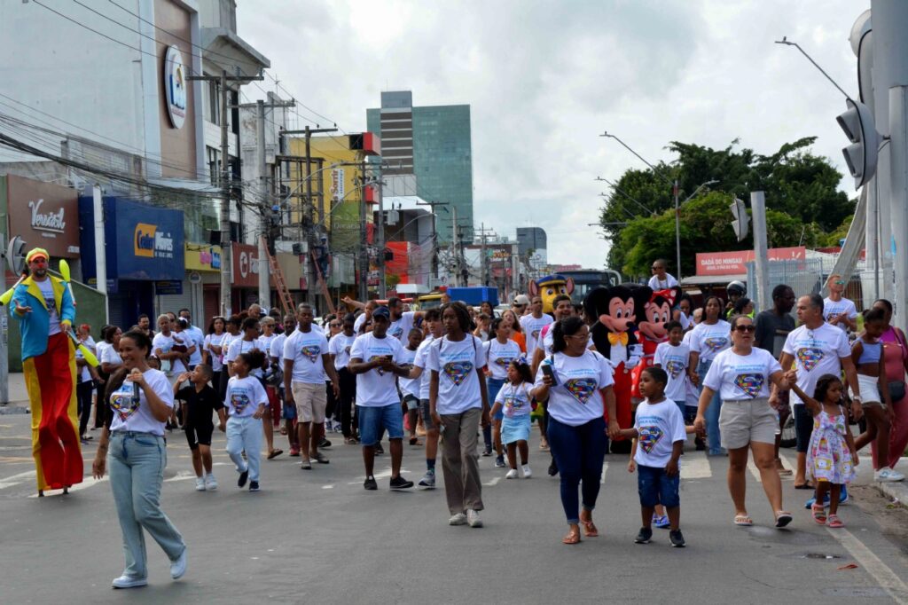 Caminhada pela conscientização do autismo mobiliza famílias e autoridades em Feira de Santana