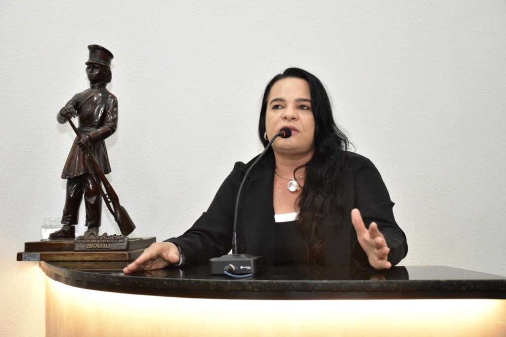 Vereadora cobra da Prefeitura de Feira pagamento do piso nacional da enfermagem