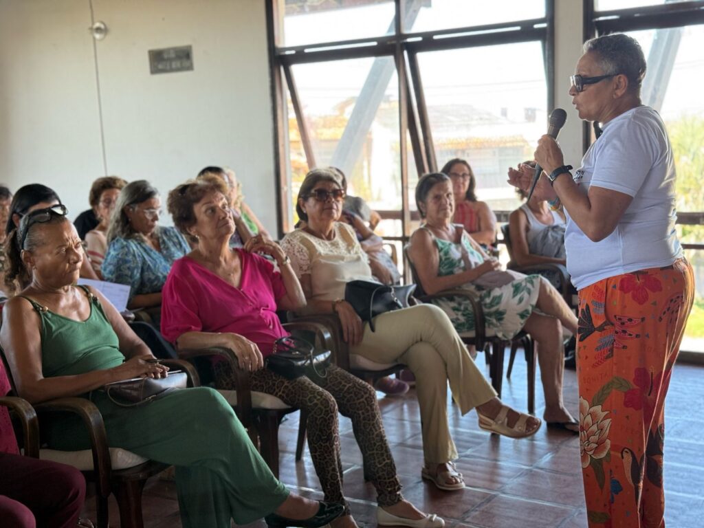 Educadores aposentados excluídos do acordo do Piso levam protesto a Feira de Santana