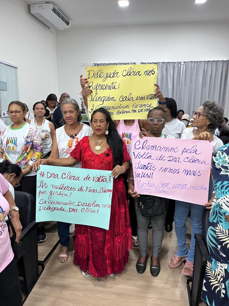 Manifestantes realizam protesto na Câmara, defendendo a recondução da delegada Clécia Vasconcelos à DEAM de Feira