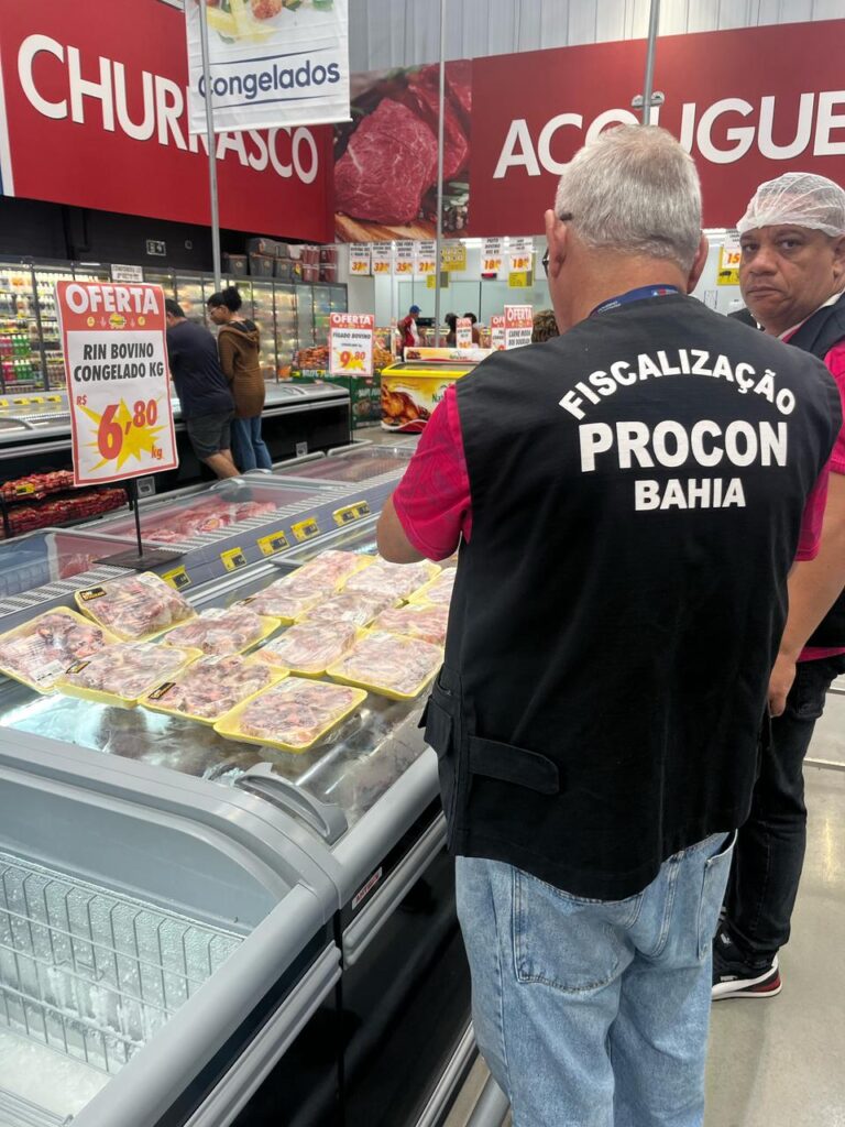 Mineirão e Mercantil Rodrigues são autuados na Micareta de Feira por venda de produtos vencidos e impróprios para consumo