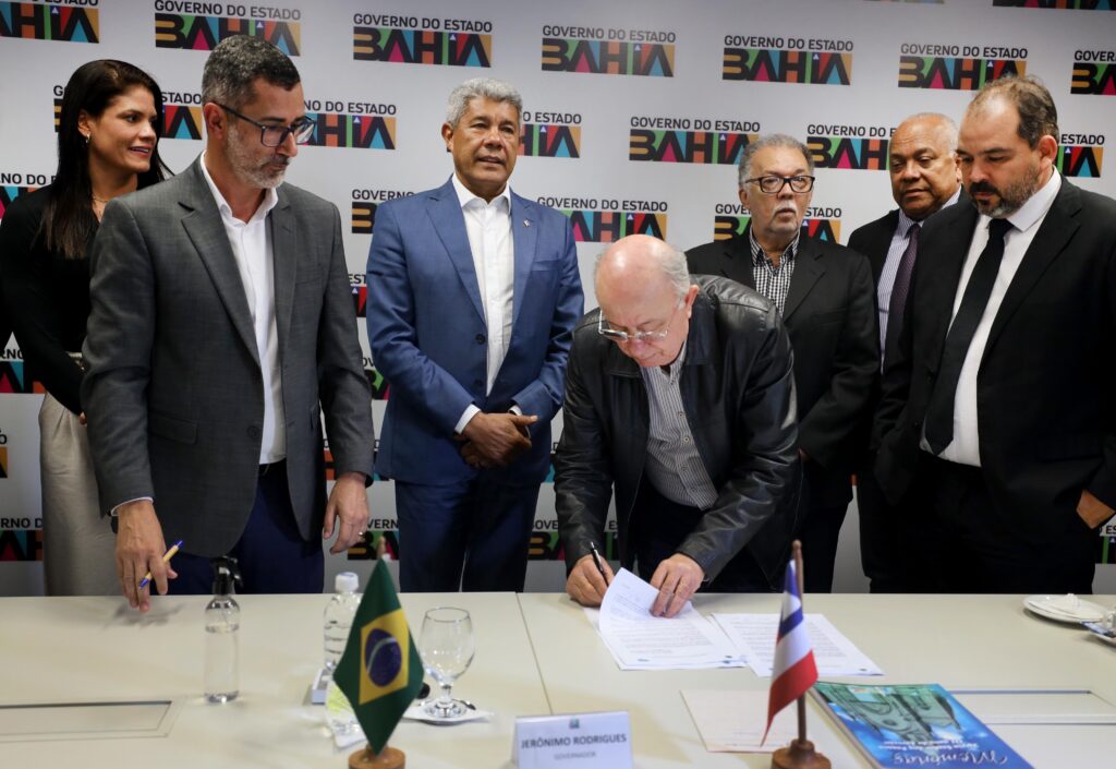 Ronaldo e Jerônimo celebram licitação para ampliação do esgotamento sanitário e abastecimento de água de Feira