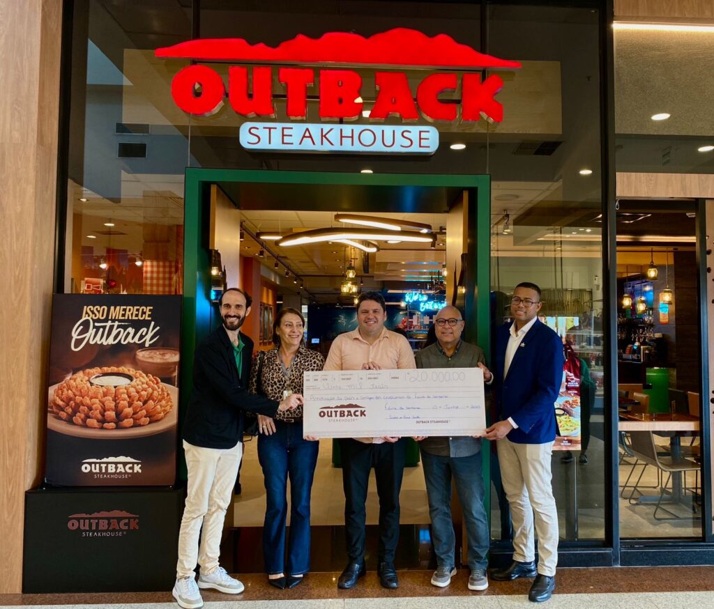 Durante inauguração, Outback doa R$ 20 mil para a APAE de Feira de Santana