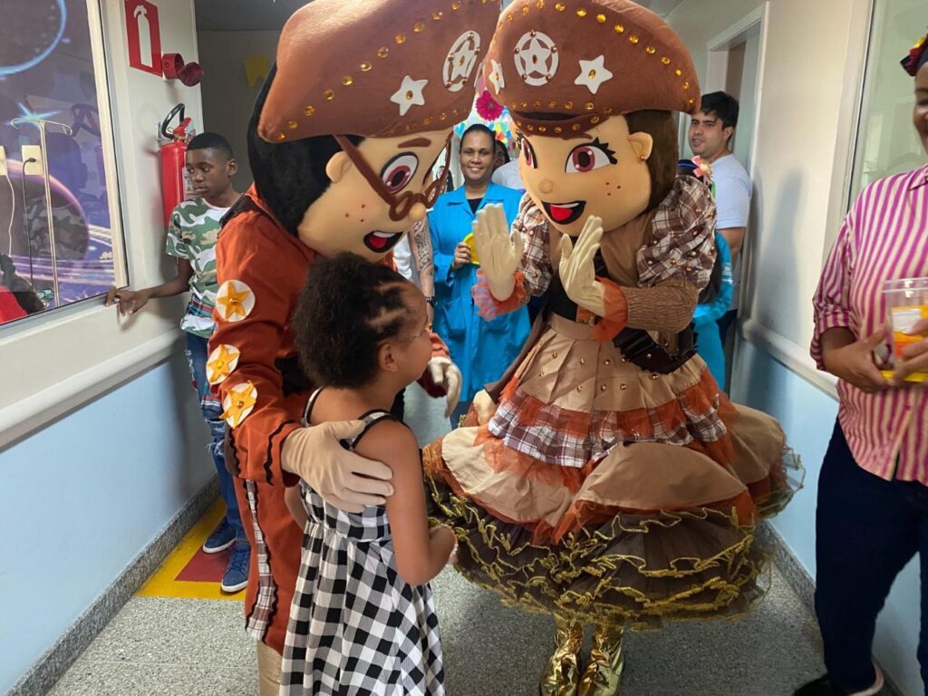 CDL Jovem leva clima junino e solidariedade para hospitais pediátricos em Feira de Santana