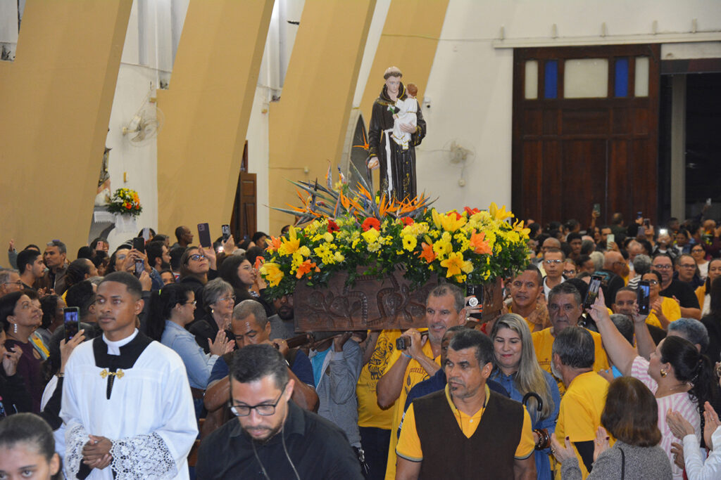 Mesmo sob chuva, fiéis celebram Santo Antônio com procissão e missa