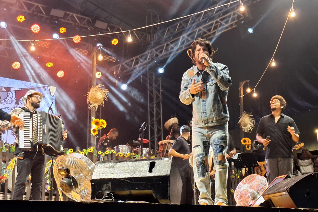 Com direito a sanfona e zabumba, Saulo faz show só de forró, abrindo Arraiá de feira em grande estilo