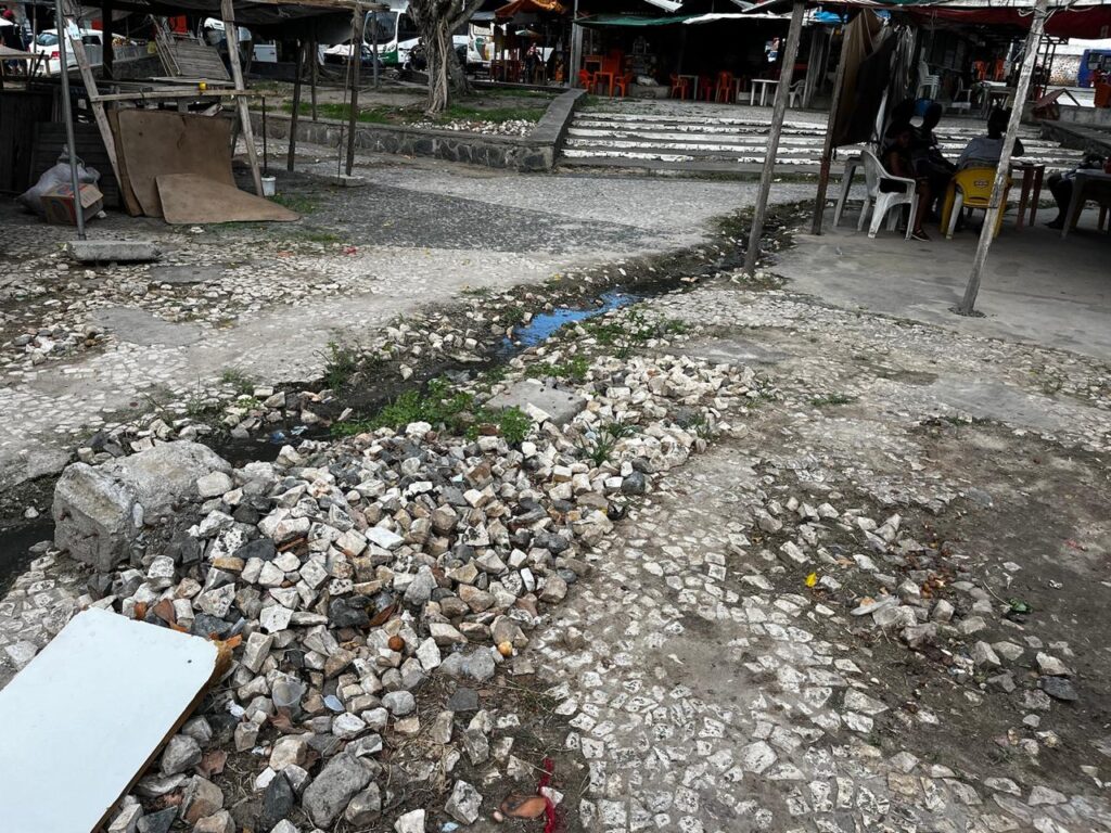 Comerciantes e populares solicitam reforma da Praça do Tropeiro, em Feira