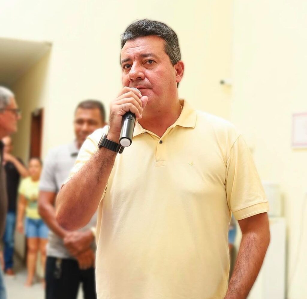 TCM determina que prefeito pague tinta e mão de obra para pintar prédios públicos usados para promoção pessoal