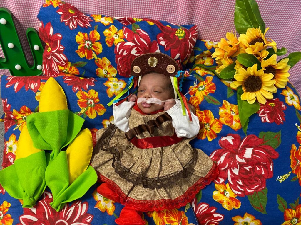 Hospital de Feira de Santana celebra o São João com cortejo e ensaio fotográfico de prematuros