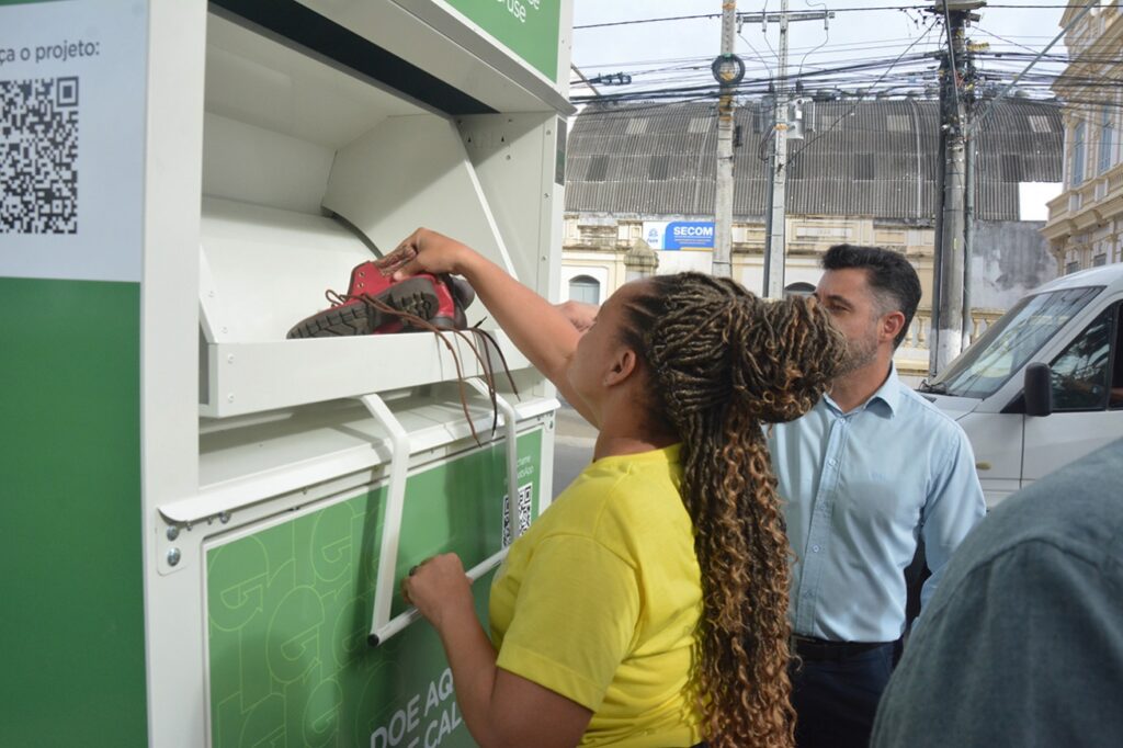 Contêiner de reciclagem localizado no estacionamento da Prefeitura de Feira coleta roupas e sapatos para projeto social