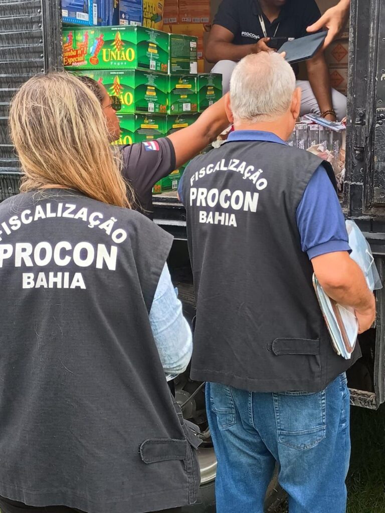 Polícia apreende mais de 13 mil fogos irregulares em estabelecimentos comerciais de Feira de Santana