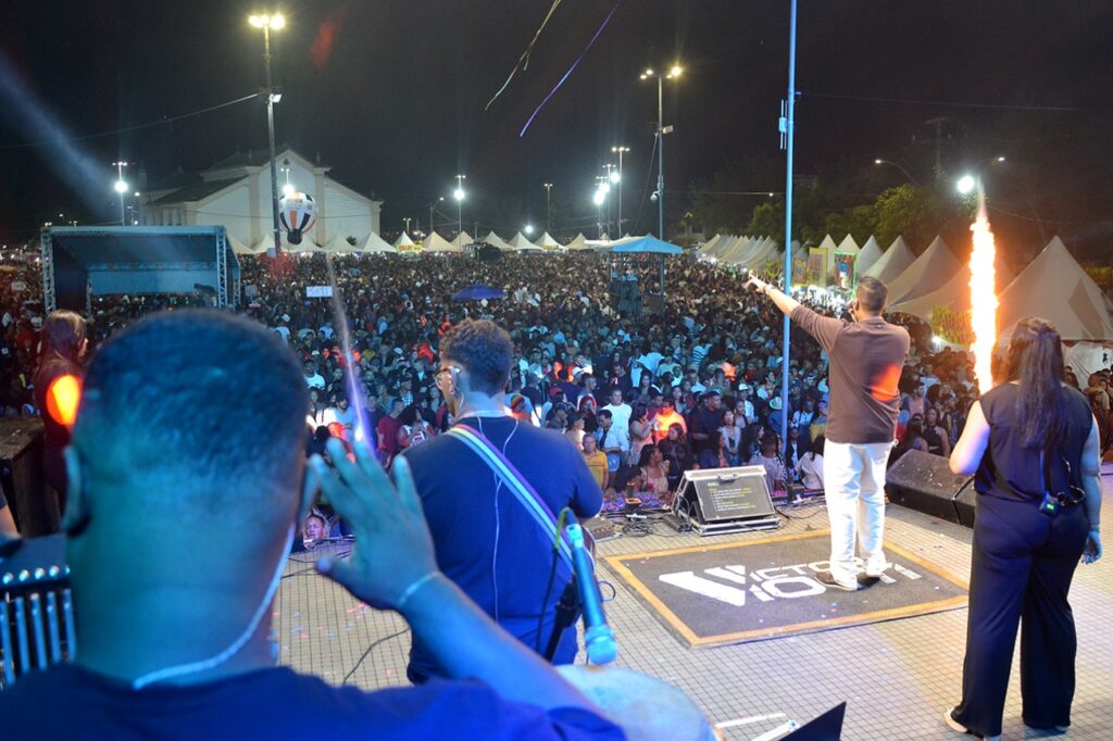 Raça Negra, Catuaba com Amendoim e os Bambas do Nordeste agitam o Arraiá de Feira