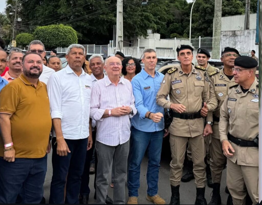 Ao lado de Jerônimo, Ronaldo participa de entrega de viaturas em Feira