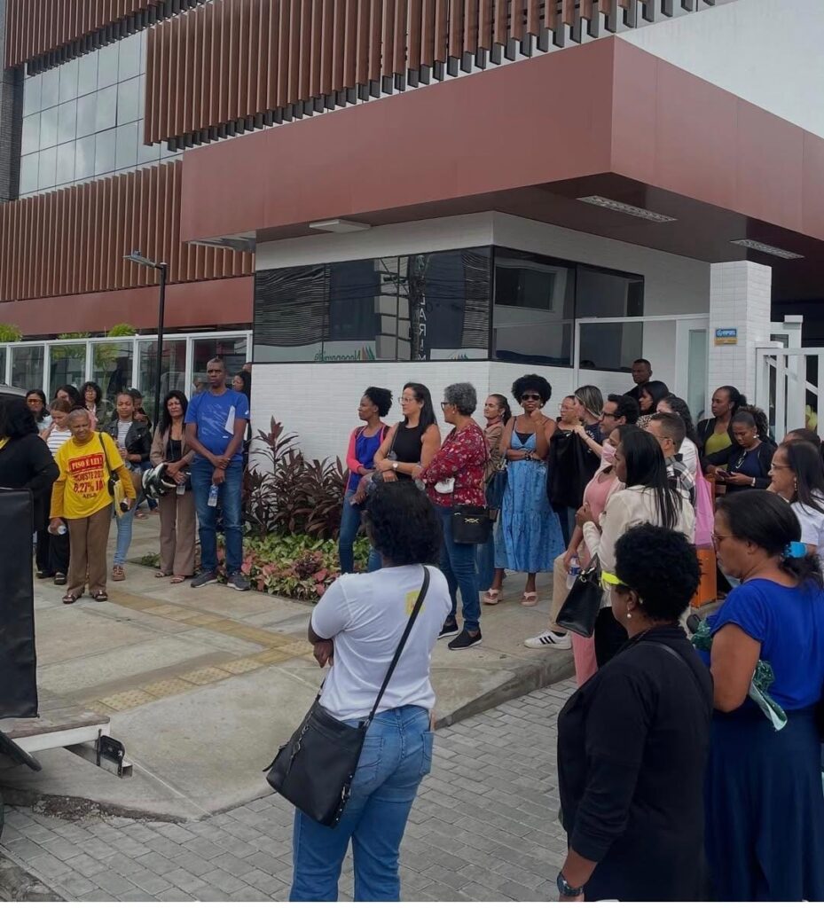Professores do REDA organizam paralisação na Secretaria de Educação de Feira, por redução da carga horária