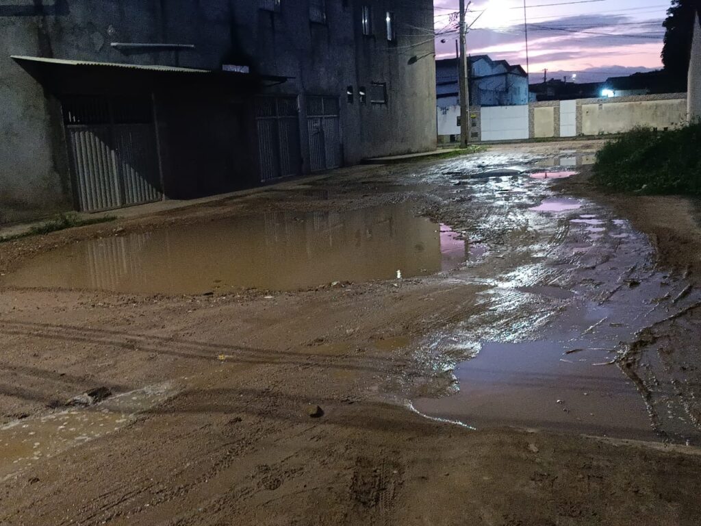 Falta de pavimentação traz transtornos a moradores do bairro Papagaio, em Feira, durante período chuvoso