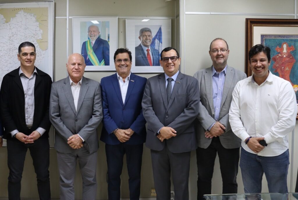 Feira de Santana no centro do desenvolvimento: Angelo Almeida recebe projeto do Trem Intercidades
