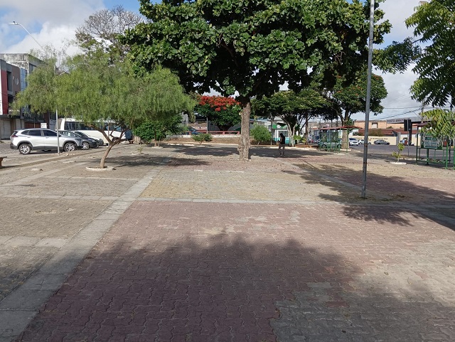 Reforma da Praça do Fórum e asfaltamento de ruas do centro são solicitadas à Prefeitura