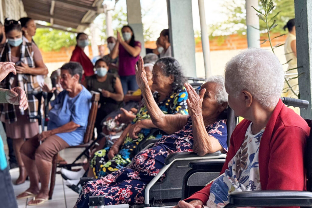 Profissionais de saúde levam cuidado, acolhida e dignidade aos idosos acolhidos pela AFAS, em Feira